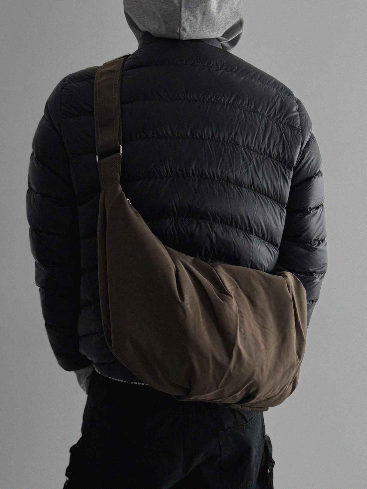 立體褶皺 軟墊 尼龍 單肩 半月流浪包 / 2色 - WHATEVER STUDIO