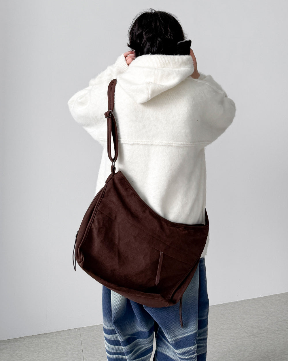 簡約 質感 麂皮 拉鍊 斜背包 / 2色