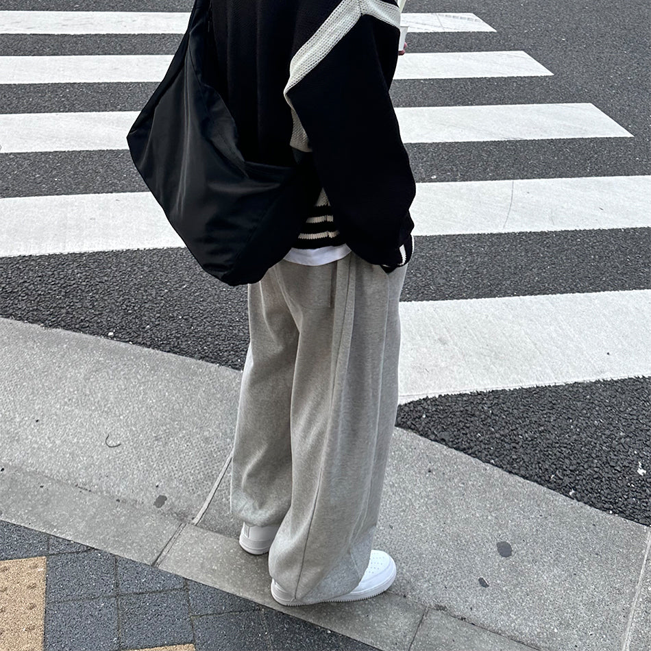 極簡 大容量 可調節 尼龍 斜背 郵差包 / 1色